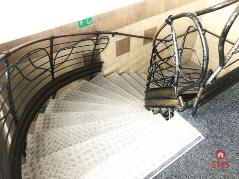 Ścisłe centrum 300 m2 parter plus piętro