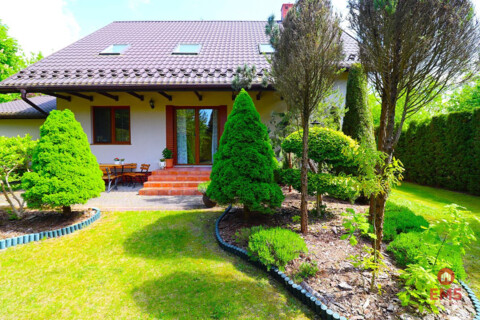 Dom z dużym ogrodem