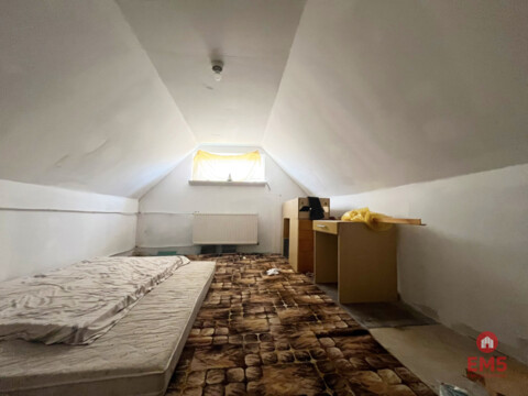 Dom,  hala, działka